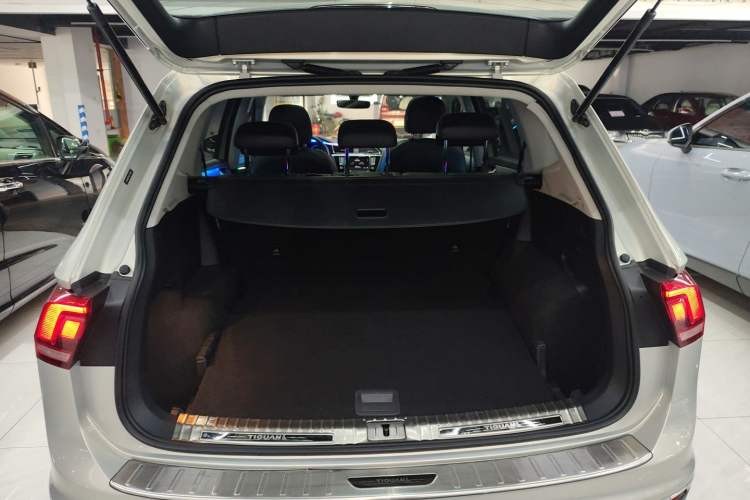 Used Volkswagen Tiguan L 2018 330TSI Automatic Two-Wheel Drive Luxury Edition Trunk