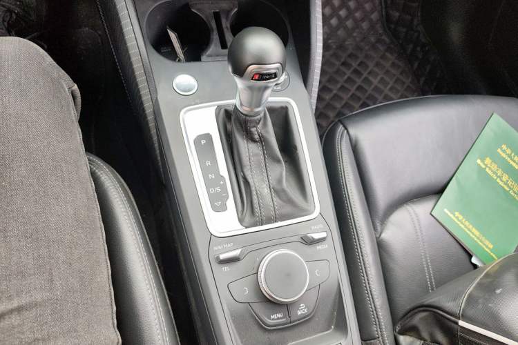Used Audi Q2L 2022 35 TFSI Fashion Dynamic Model Gear Lever