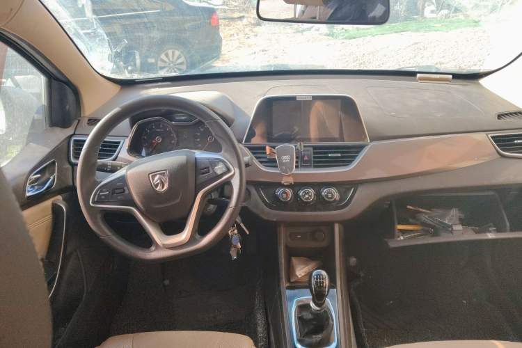 Used Baojun 310W 2017 1.5L Manual Fashion Edition China VI
