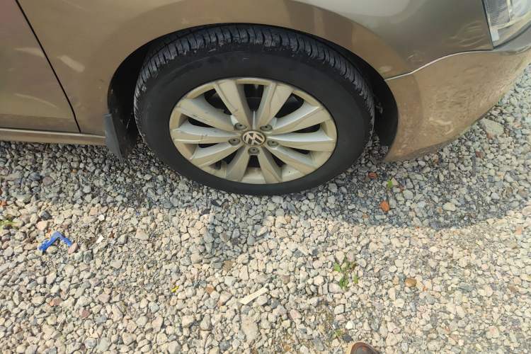 Used Volkswagen Sagitar 2014 Revised Version 1.6L Automatic Leading Edition Right Front Wheel Hub