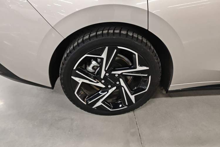 Used Lynk & Co 07 2024 EM-P 126 Long-Range Halo Right Rear Wheel Hub