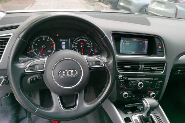 Used Audi Q5 2017 40 TFSI Technology Edition Center Console