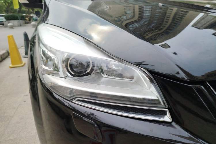 Used Ford Kuga 2015 2.0L GTDi Four-Wheel-Drive Sport Model Right Front Headlight