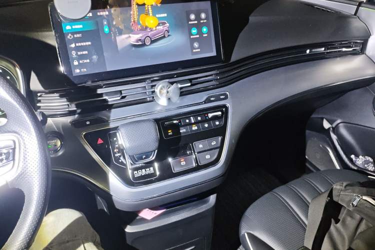 Used Roewe iMAX8 2021 400TGI Supreme Series Prestige Edition Audio And AC Panel