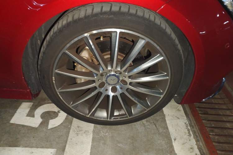 Used Mercedes-Benz CLS 2016 CLS 320 Elegant Edition Right Front Wheel Hub