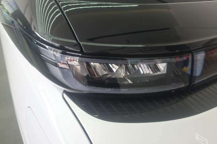 Used Farizon Super VAN 2025 Model, Zhifu Edition, Mid-axle High-roof, 68 kWh, Zhixin Right Front Headlight