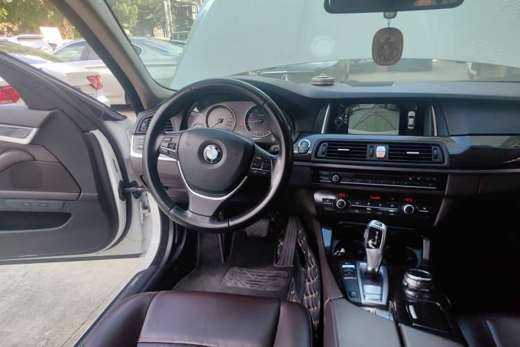 Used BMW 5 Series 2014 525Li Luxury Design Package Center Console