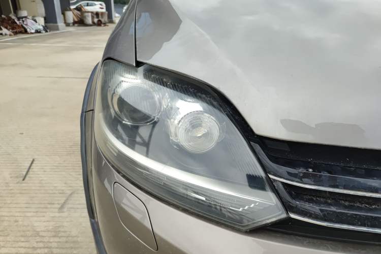 Used Volkswagen Golf 2011 1.4TSI Cross Golf Right Front Headlight