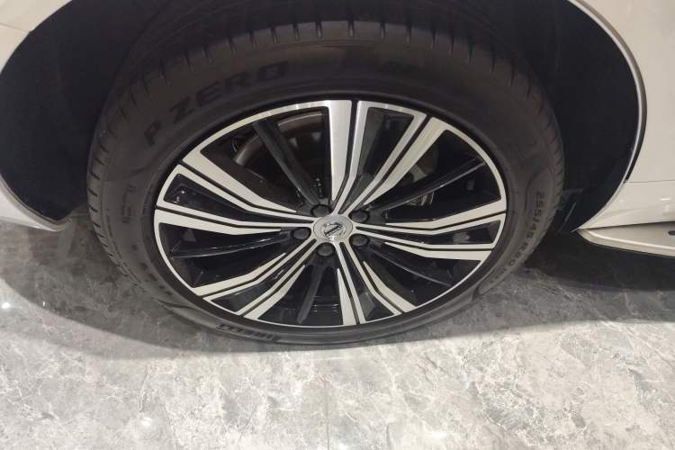 Used Volvo XC60 New Energy 2023 T8 Plug-in Hybrid Long-Range All-Wheel Drive Smart Luxury Edition
