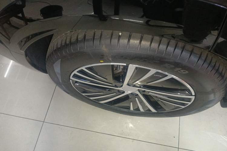 Used Lynk & Co 08 EM-P 2025 120km Long-Range Halo