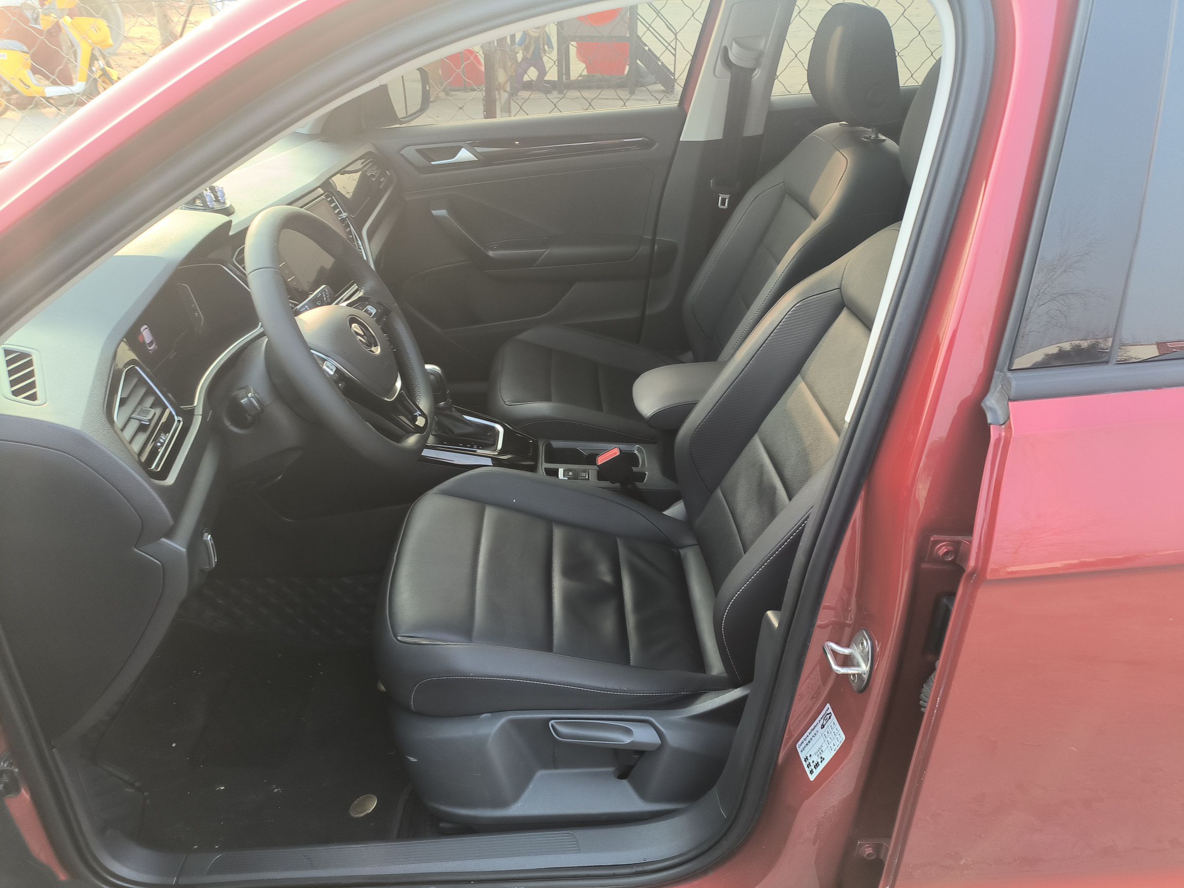 المقاعد الأمامية داخل السيارة