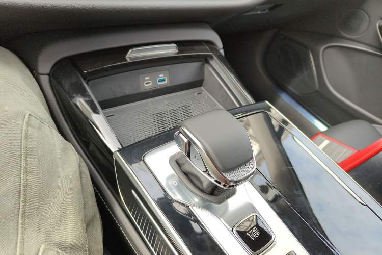 Used Hongqi H9 2025 Model Facelifted 2.0T Two-Wheel Drive Flag-Style Luxury Business Edition, 5 Seats