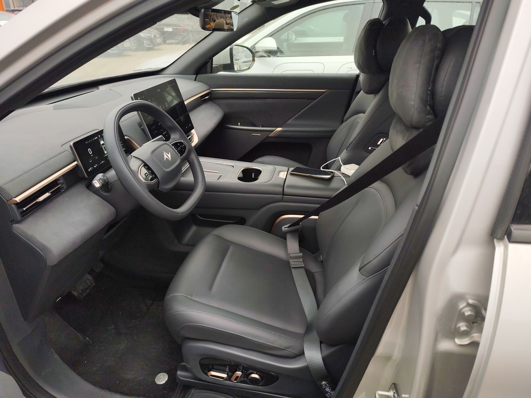 Переднее сиденье в автомобиле