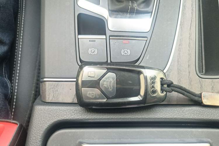 Used Audi Q5L 2023 40T Luxury Elegant Model Vehicle Key