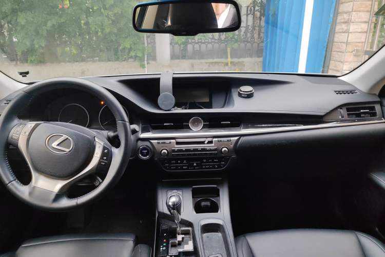 Used Lexus ES 2013 300h Elite Edition Center Console