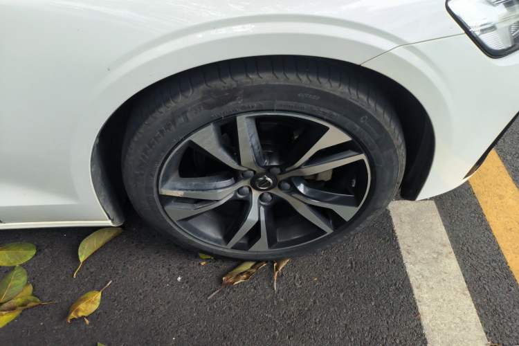 Used Volvo S60 2020 T4 Zhiyuan Sport Edition Right Front Wheel Hub