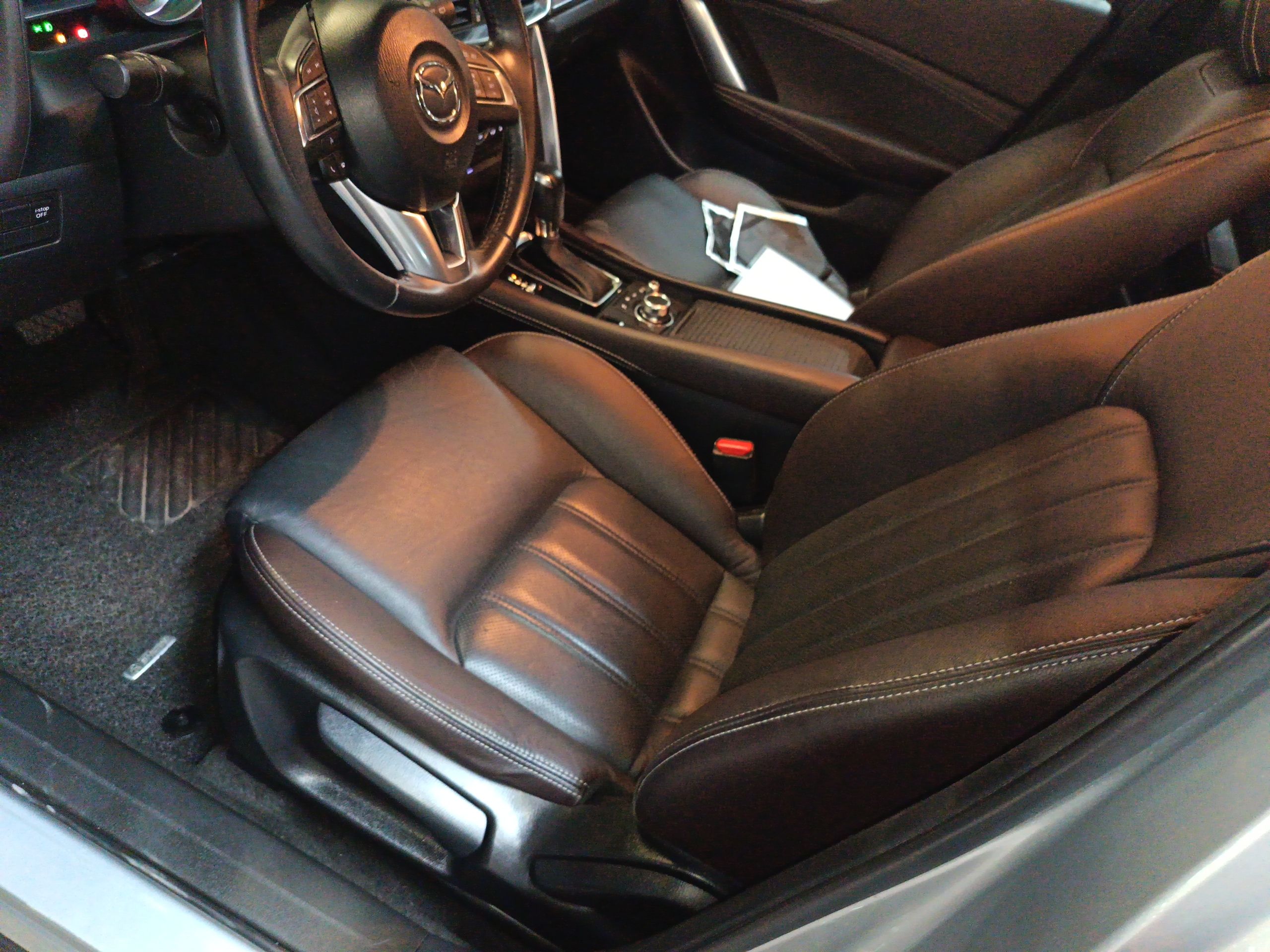 Переднее сиденье в автомобиле