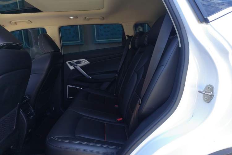 Used Geely Auto Emgrand X7 Sport 2018 1.8TD Automatic Two-Wheel Drive Smart Connect 4G Internet Edition Left Rear Seat