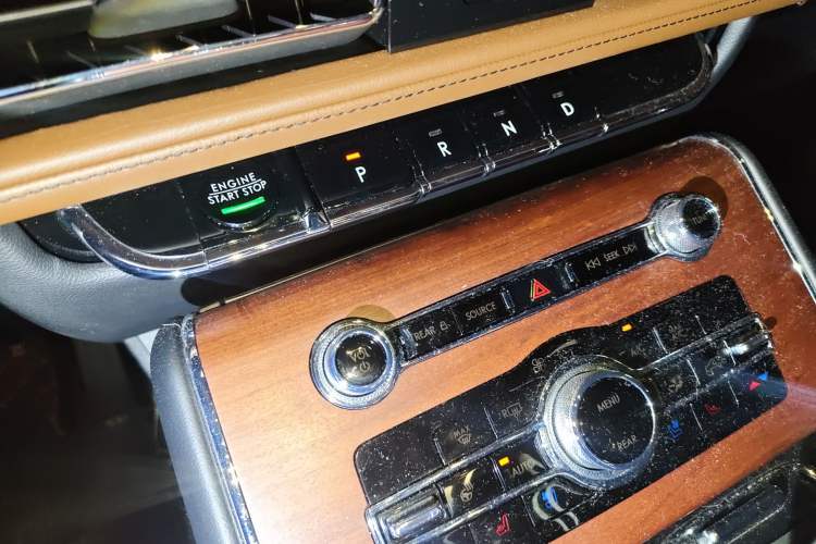 Used Lincoln Aviator 2021 3.0T V6 All-Wheel-Drive Executive Edition Gear Lever