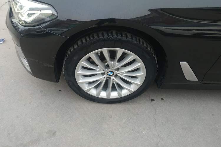 Used BMW 5 Series 2022 Restyled 525Li Luxury Package Left Front Wheel Hub