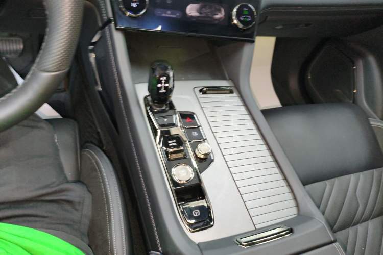 Used Lynk & Co 09 EM-P 2021 2.0T PHEV Halo Six-Seater Gear Lever