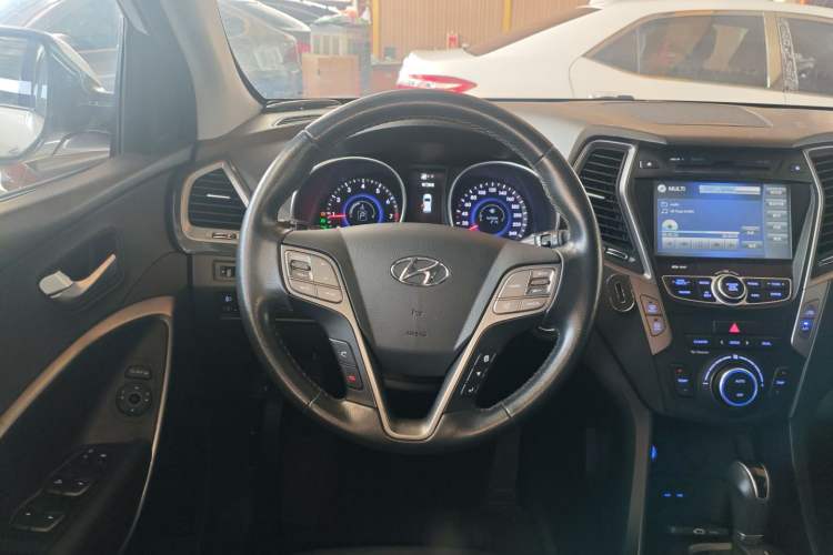 Used Hyundai Santa Fe 2015 2.0T Automatic Two-Wheel Drive Smart Version 5 Seats