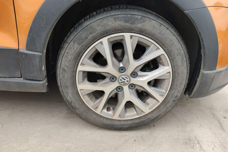 Used Volkswagen Polo 2016 1.6L Cross Polo Automatic Right Front Wheel Hub