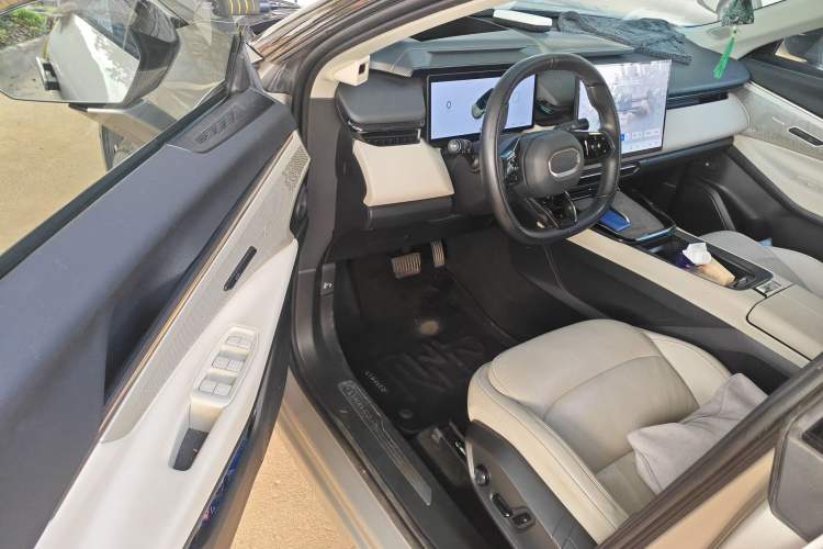 Used Lynk & Co 08 EM-P 2023 220km All-Wheel-Drive Performance Halo
