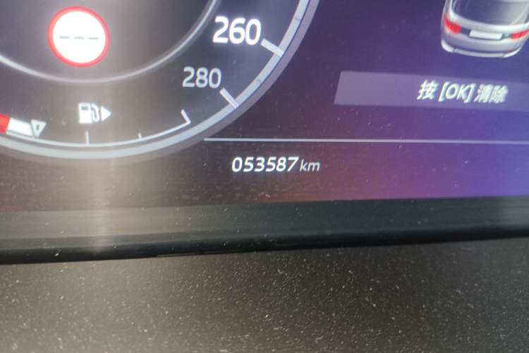 Used Land Rover Discovery Sport 2021 249 PS R-Dynamic SE Performance Tech Edition 7 Seats Odometer Close Up