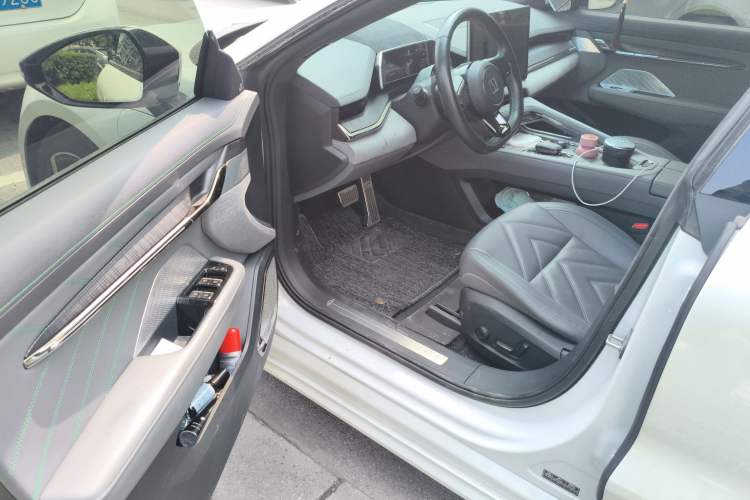 Used Zeekr 001 2022 Ultra-Long Range Dual-Motor YOU Version Interior 3