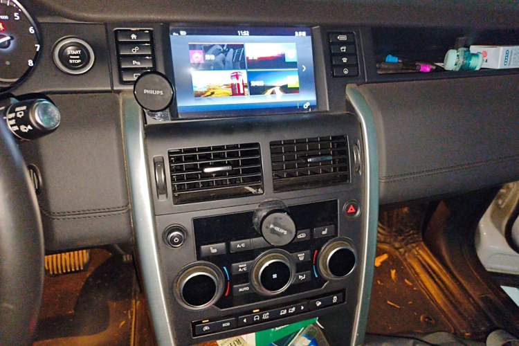 Used Land Rover Discovery Sport 2017 2.0T HSE Audio And AC Panel