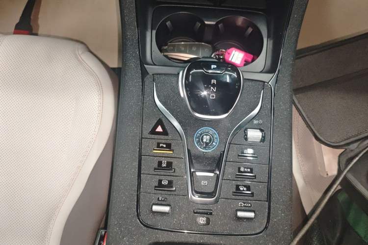 Used BYD Qin PLUS 2024 HONOR Edition DM-i 55KM Leading Model Gear Lever
