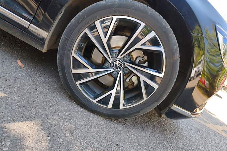 Used Volkswagen Magotan 2021 330TSI DSG 30th Anniversary Edition Right Front Wheel Hub