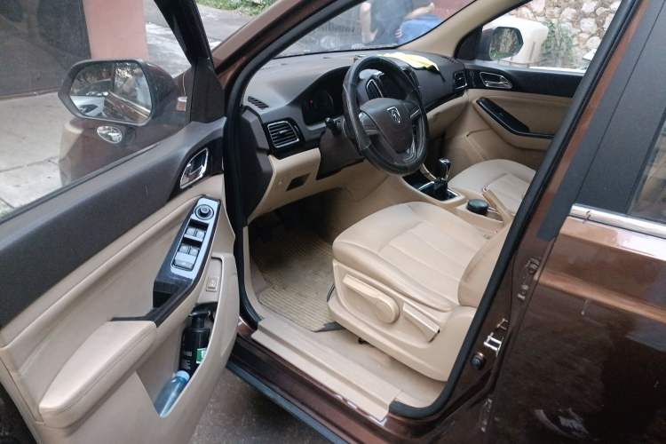 Used Baojun 730 2014 1.5L manual Comfort ESP version 7 seats Driver Seat