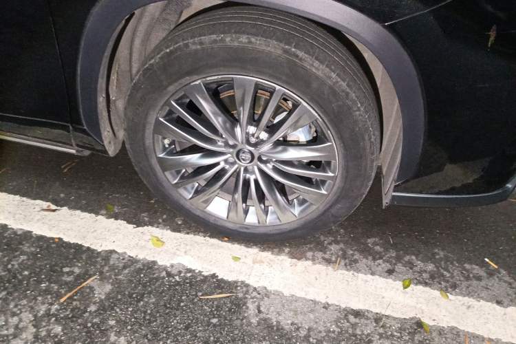 Used Toyota Highlander 2023 2.5L Smart Electric Hybrid Dual-Engine Four-Wheel Drive Prestige Version – 7 Seats Right Front Wheel Hub