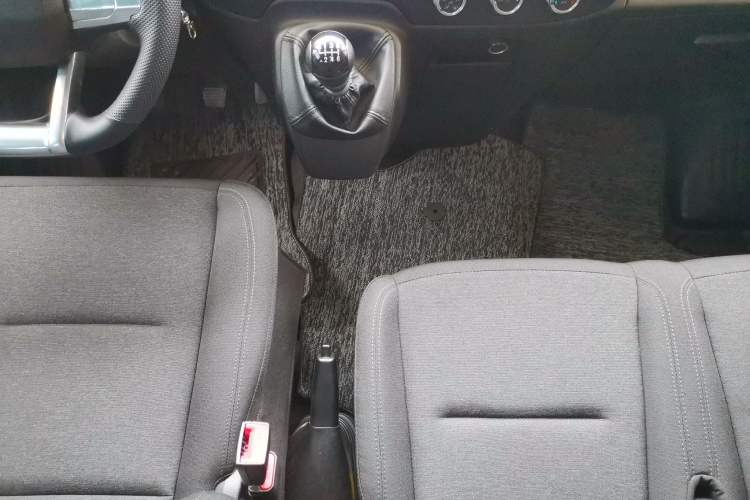 Used JMC Fushun 2025 2.0T 6MT Diesel Short-Wheelbase Low-Roof Commercial Multi-Purpose Passenger Vehicle with 5/6 Seats and Twin-Swing Tailgate