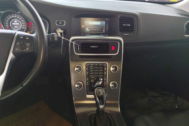 Used Volvo V60 2015 T5 Zhiyi Edition
