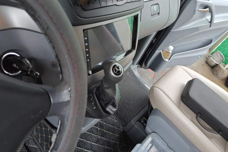 Used Mercedes-Benz Vito 2011 2.5L 7-seater executive version Gear Lever