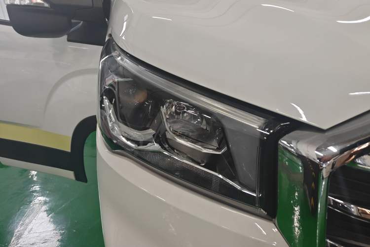 Used SAIC MAXUS Xintu V80  Right Front Headlight