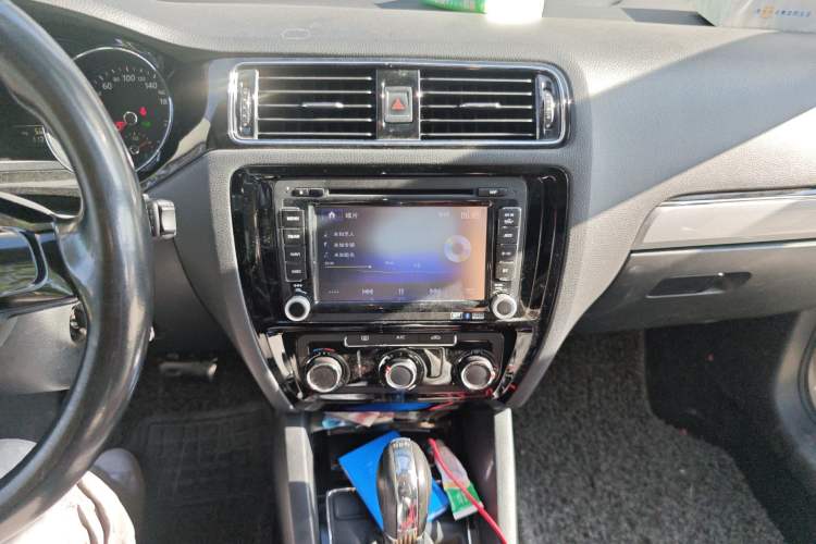 Used Volkswagen Sagitar 2015 230TSI Automatic Comfort Version Audio And AC Panel