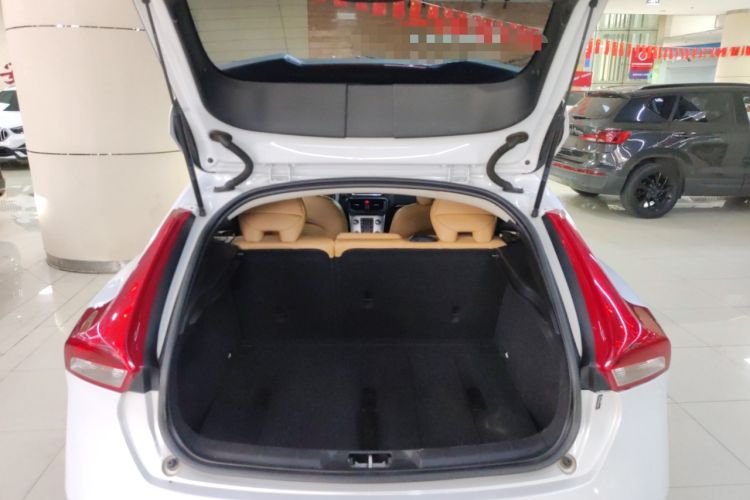 Used Volvo V40 2017 T4 Smart Luxury Edition