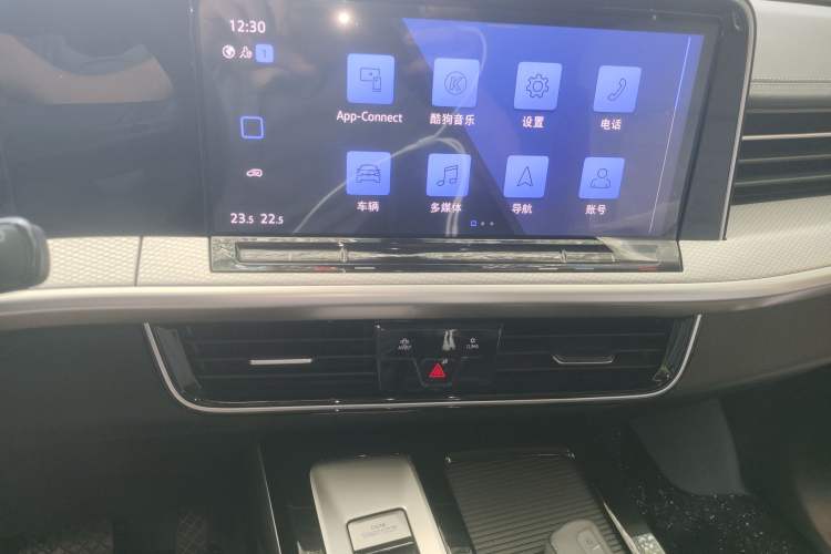 Used Volkswagen Tavendor 2023 330TSI Luxury Touring Edition Audio And AC Panel