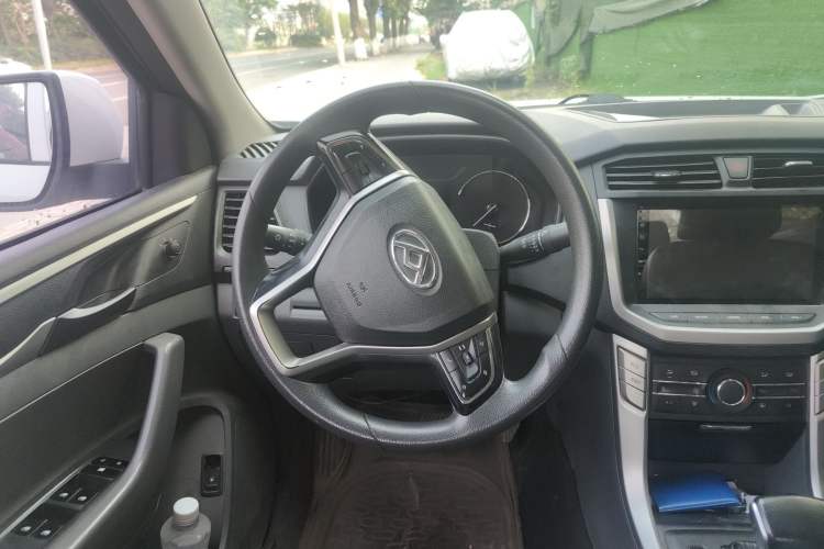 Used SAIC MAXUS T70 2019 2.0T Diesel Automatic Two-Wheel Drive Comfort Edition Standard Box with High Chassis