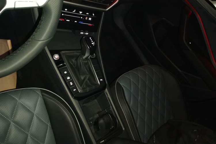 Used Volkswagen Sagitar 2023 280TSI DSG Excellence Edition Gear Lever