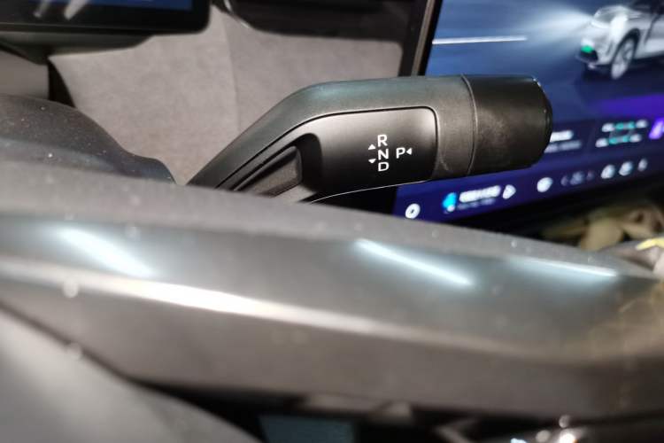 Used Lynk & Co 08 EM-P 2025 220 km All-Wheel-Drive Performance Halo Gear Lever