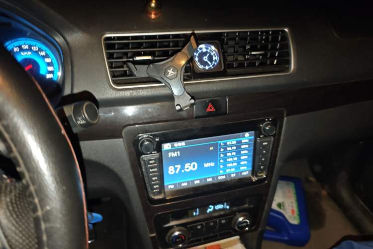 Used Dongfeng Fengon 370 2016 1.5L Manual Standard Edition SFG15-02 7 Seats Audio And AC Panel