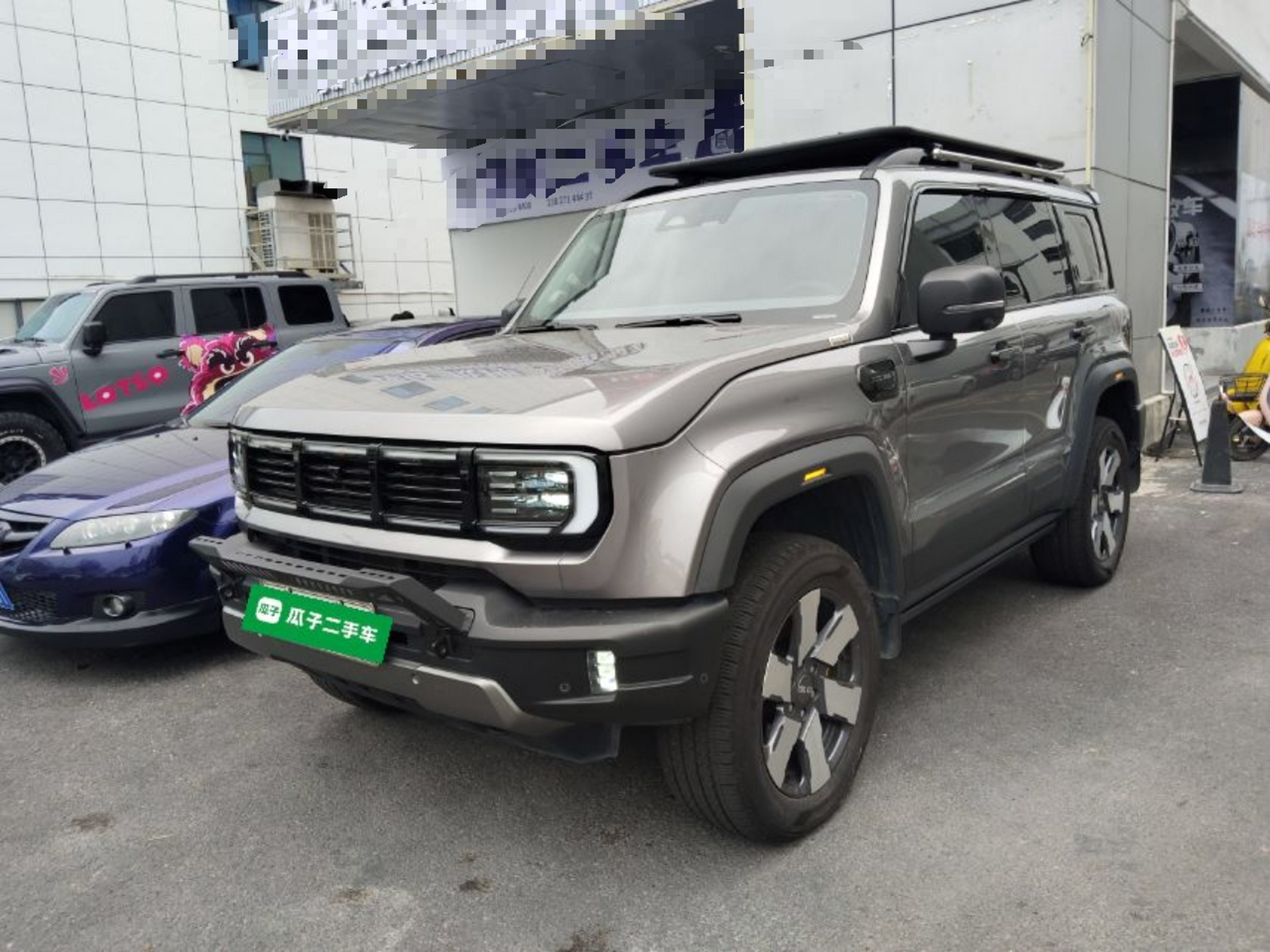 تحت مقدمة السيارة