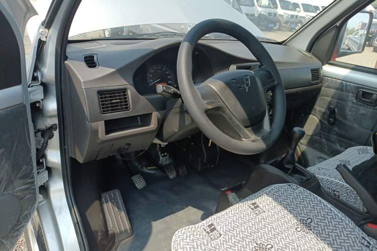 Used Wuling Rongguang Small Truck 2020 1.5L Base Version China VI Standard Single-Row L3C Center Console