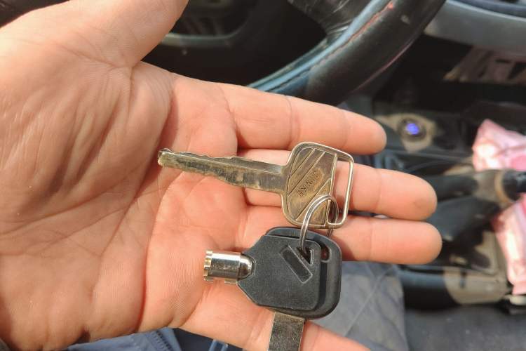 Used Jinbei Hiace 2011 2.0L 5th Generation Kuaiyunwang Luxury Edition 4G19 Vehicle Key