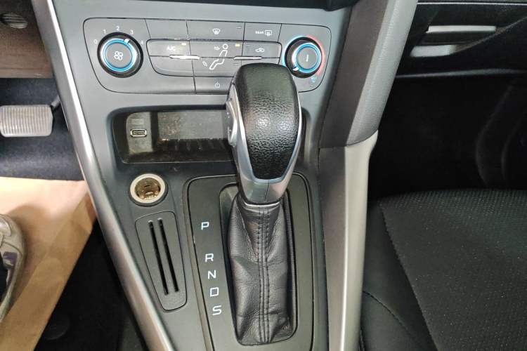 Used Ford Focus 2015 Hatchback 1.6L Automatic Comfort Model Gear Lever